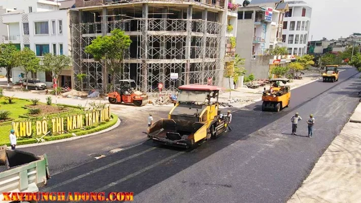 trải lưới địa khi thi công thảm dễ bị xô lệch, tạo thành sự cố