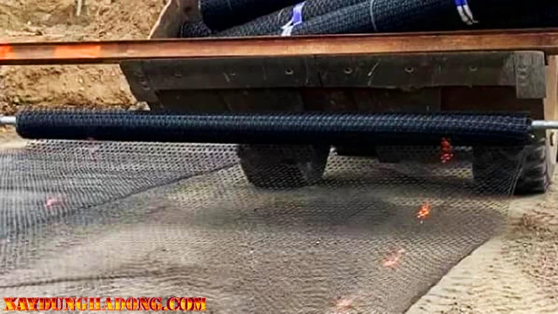 trải vật liệu để đảm bảo cho lớp bê tông nhựa nóng bên trên