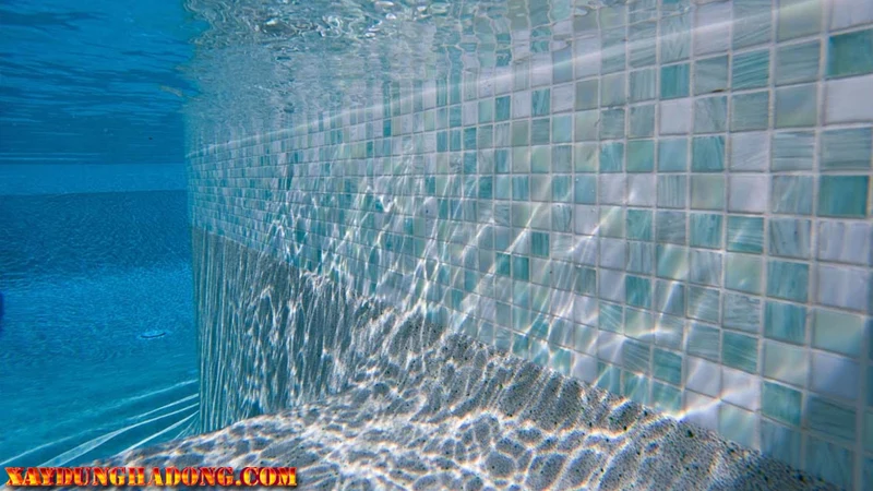 Lưu ý khi mua gạch kính mosaic về việc kiểm tra chất lượng bề mặt