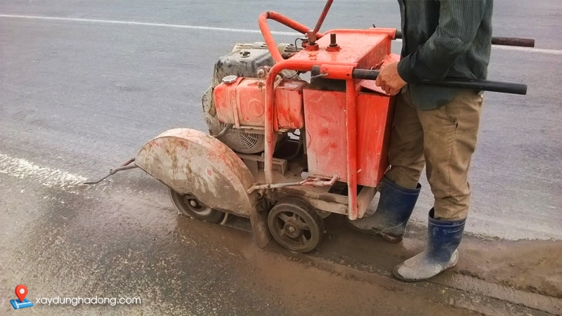 Cắt đường nhựa là gì?